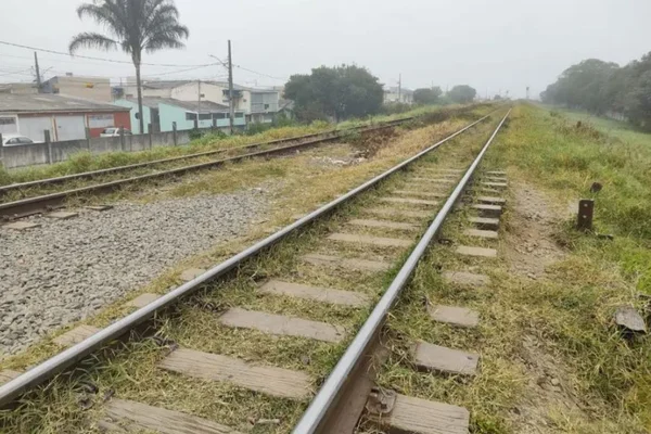 Imagem colorida de trilho de trem com neblina - Metrópoles