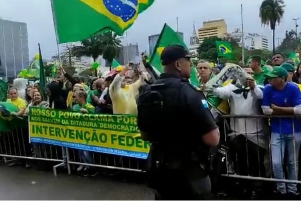 Protesto de bolsonaristas em frente ao Comando Militar no Rio de Janeiro - Metrópoles