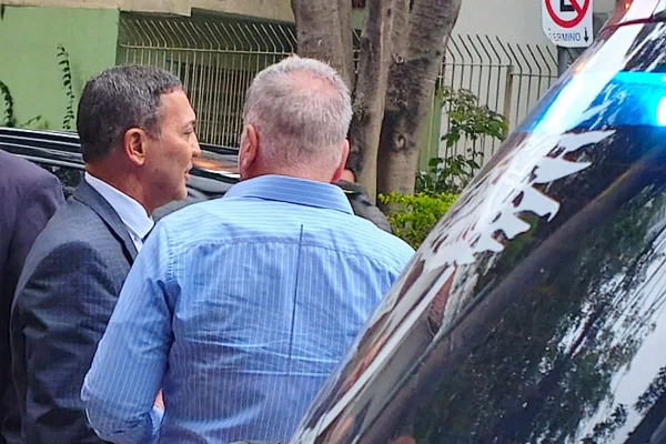 Imagens coloridas mostram local onde criminoso atirou na direção de delegados da Polícia Civil