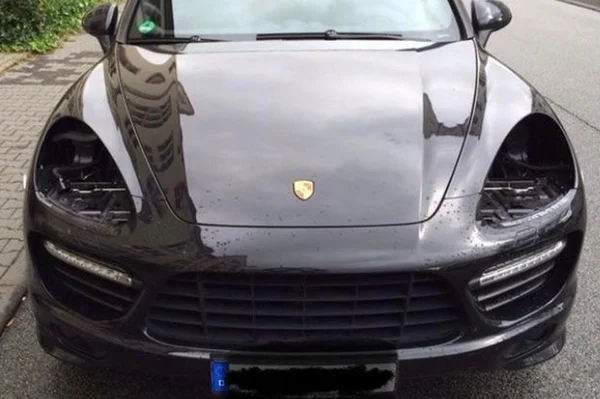 Porsche preto sem o farol - Metrópoles