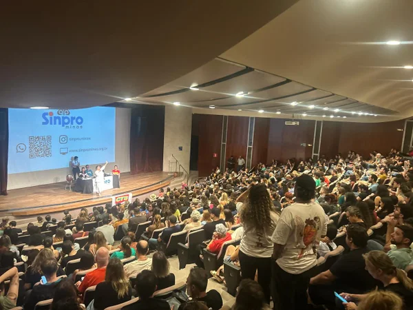 Mais de 700 professores participam de assembleia e mantêm greve em BH