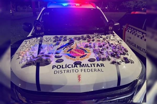 Homem tenta se passar por adolescente, mas acaba preso com drogas