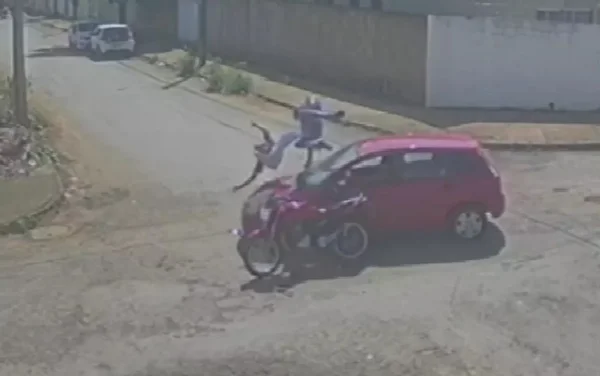 Entorno: motociclista e garupa “voam” por cima de carro após colisão