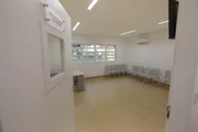 Localizado na Quadra 2 do Setor Norte, o espaço funciona 24 horas por dia, incluindo acolhimento noturno para pacientes em situação de crise. A unidade conta com equipe multiprofissional especializada