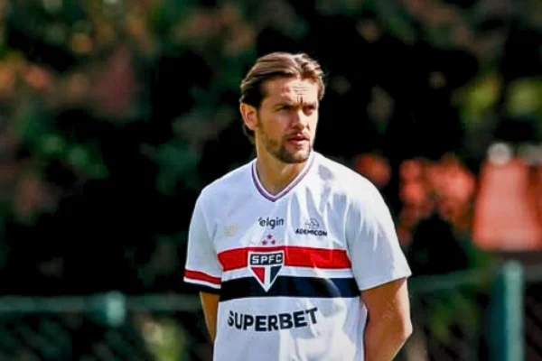 Imagem colorida do zagueiro Rafael Tolói