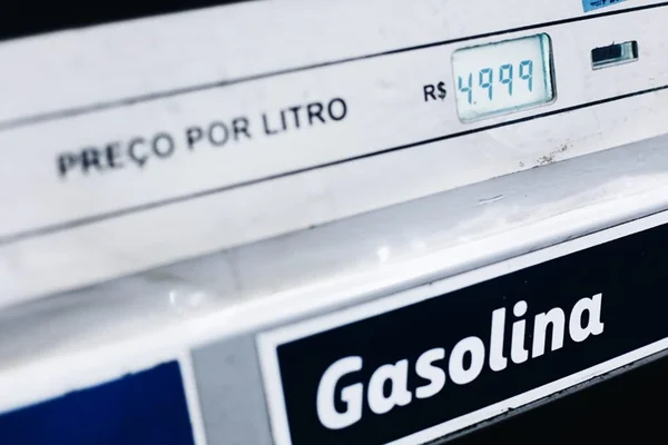 Preço da gasolina aumenta e chega a R$ 5 em postos do DF