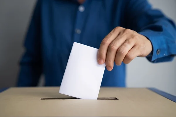 Pessoa depositando voto
