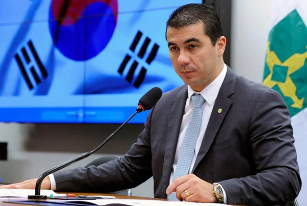 Após decisão de Barroso, Luis Miranda entrega passaportes à PF