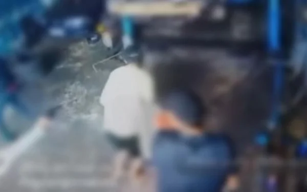 Foto colorida embaçada do corpo do jovem assassinado em uma oficina de Sergipe - Metrópoles