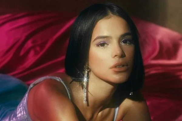 De biquíni de bolinha, Bruna Marquezine arrasa em clique e fãs vibram