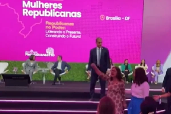 Mulher que se diz mãe de foragido do 8 de Janeiro protestou contra Hugo Motta em evento do Republicanos