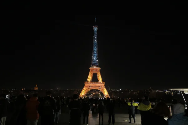 Torre Eiffel é iluminada com cores da Ucrânia