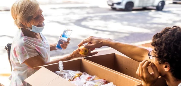Tendas distribuem água, sucos e frutas para a população enfrentar o calor