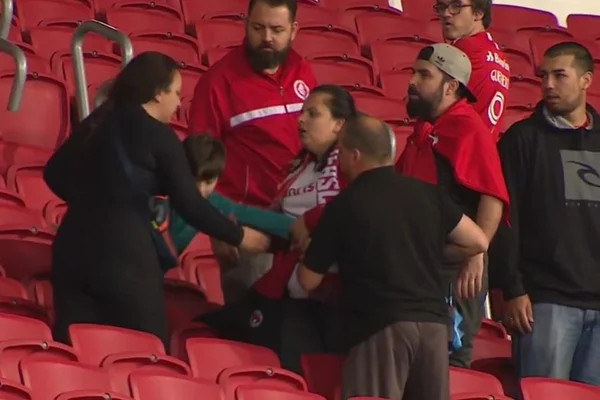 Mãe hostilizada ao lado do filho no Gre-Nal relembra agressão