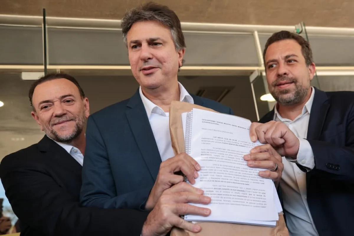 O senador Camilo Santana, o ministro-chefe da secretaria-Geral da Presidência Guilherme Boulos e o presidente do PT Edinho Silva, formaliza a autorização de quebra de sigilo de Lula no TSE.
O senador Camilo Santana, o ministro-chefe da secretaria-Geral da Presidência Guilherme Boulos e o presidente do PT Edinho Silva, formaliza a autorização de quebra de sigilo de Lula no TSE.
