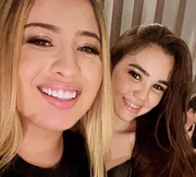 Mari Fernandez e Júlia Ribeiro posam juntas e sorridentes