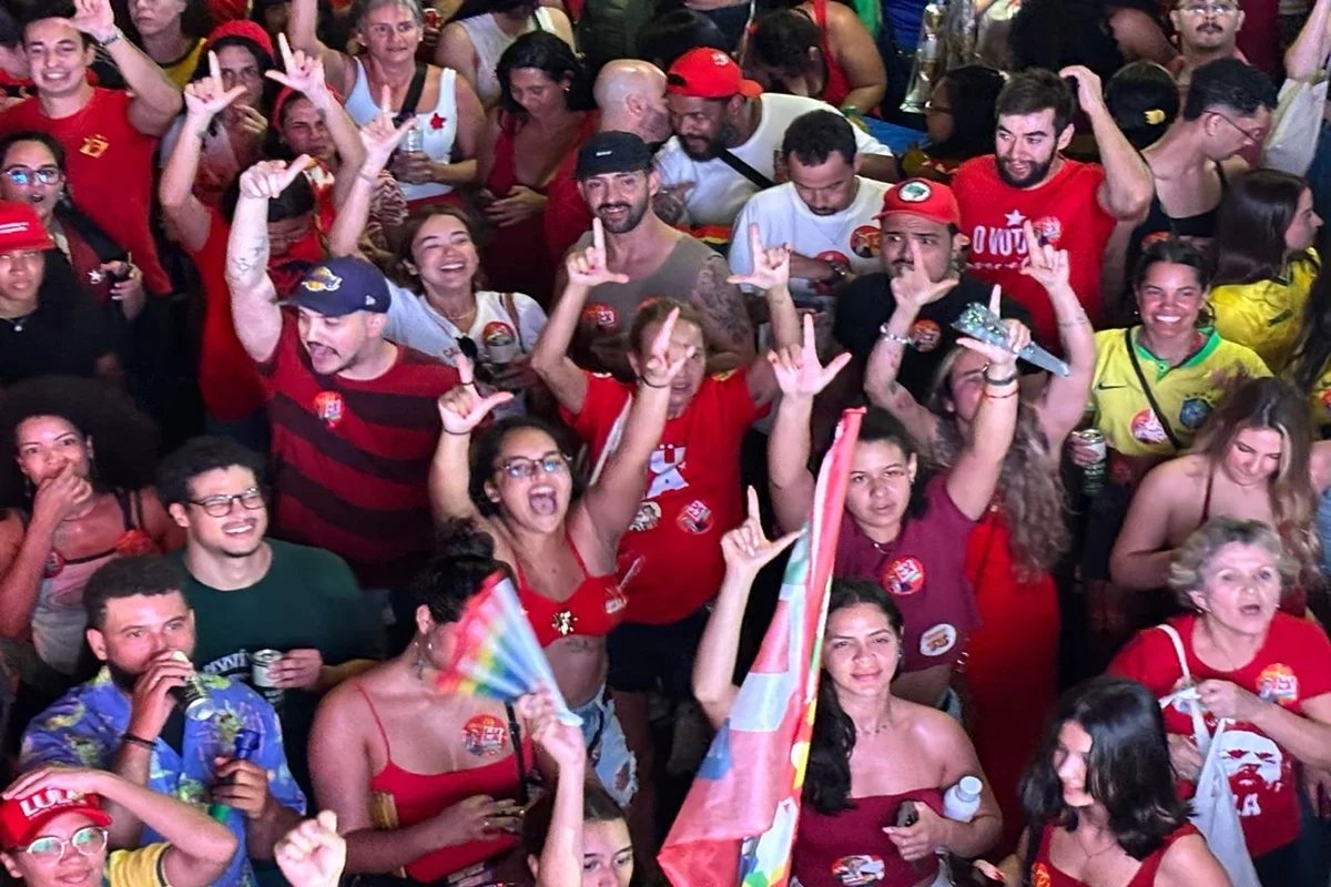 Petistas lotam as ruas da Asa Norte e celebram virada histórica de Lula - imagem 4 Petistas lotam as ruas da Asa Norte e celebram virada histórica de Lula - imagem 4