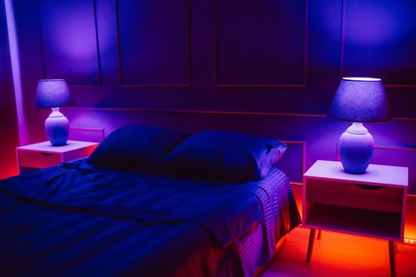foto colorida quarto com iluminação intimista