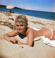 Atriz Brigitte Bardot de topless em 1960