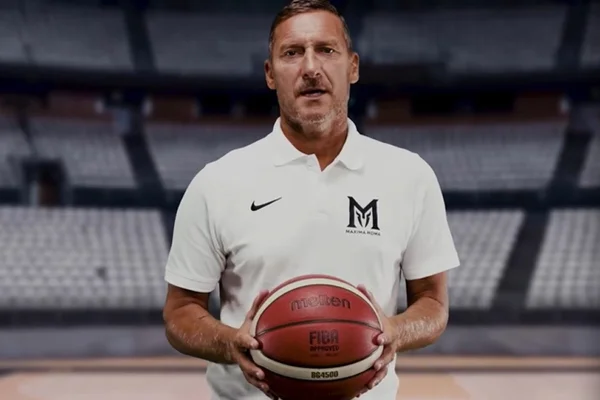 Print de um vídeo colorido de Totti - Metrópoles