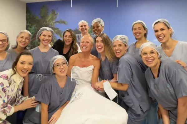 Foto colorida da Xuxa e médicos - Metrópoles