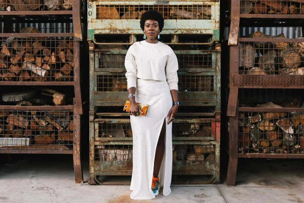 Modelo negra com peças brancas
