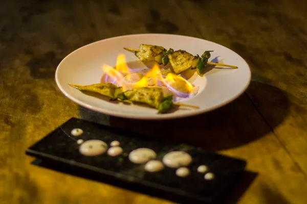 Chef Lui Veronese renova menu degustação do Cru Balcão Criativo