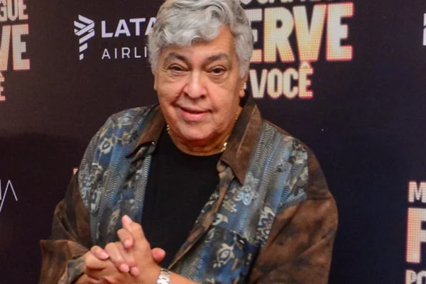 Sidney Magal posa para os fotógrafos durante pré-estreia de seu filme - Metrópoles