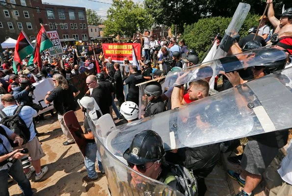 Onda de violência em Charlottesville, no Estado de Virginia (EUA), na manhã deste sábado (12), antes do início de um protesto marcado por grupos defensores da supremacia branca. Supremacistas e grupos opositores da manifestação atiraram objetos, além de trocar ofensas, socos e chutes entre si durante o ato. De acordo com a polícia, alguns manifestantes foram detidos e ao menos duas pessoas ficaram feridas. O presidente dos EUA, Donald Trump, condenou a violência que desencadeou na cidade. Onda de violência em Charlottesville, no Estado de Virginia (EUA), na manhã deste sábado (12), antes do início de um protesto marcado por grupos defensores da supremacia branca. Supremacistas e grupos opositores da manifestação atiraram objetos, além de trocar ofensas, socos e chutes entre si durante o ato. De acordo com a polícia, alguns manifestantes foram detidos e ao menos duas pessoas ficaram feridas. O presidente dos EUA, Donald Trump, condenou a violência que desencadeou na cidade.