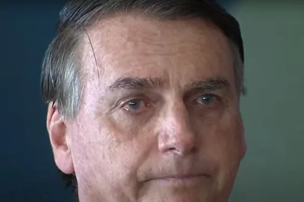 Imagem colorida mostra o presidente Jair Bolsonaro com os olhos marejados - Metrópoles