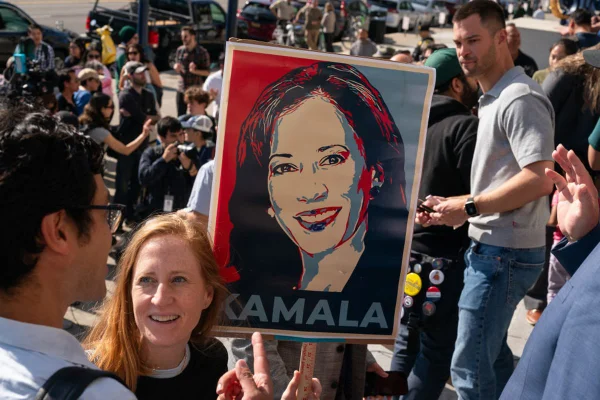 Imagem colorida de apoiadores de Kamala - Metrópoles