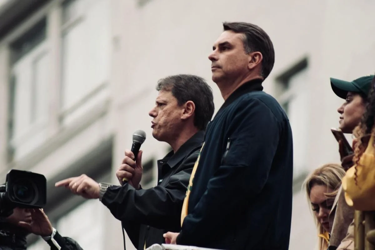 Tarcísio e Flávio Bolsonaro Tarcísio e Flávio Bolsonaro