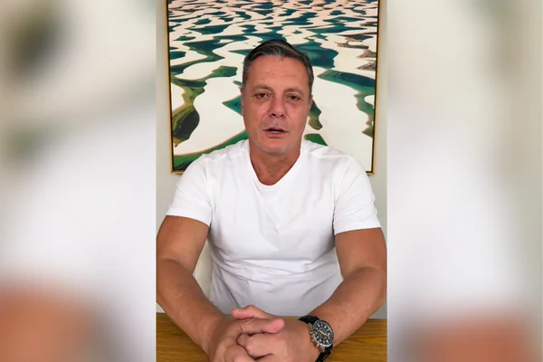 Imagem colorida do prefeito de Santos. Metrópoles