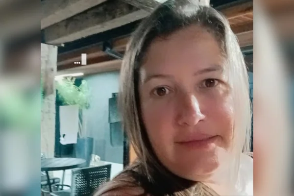 Imagem colorida de mulher loira. Metrópoles