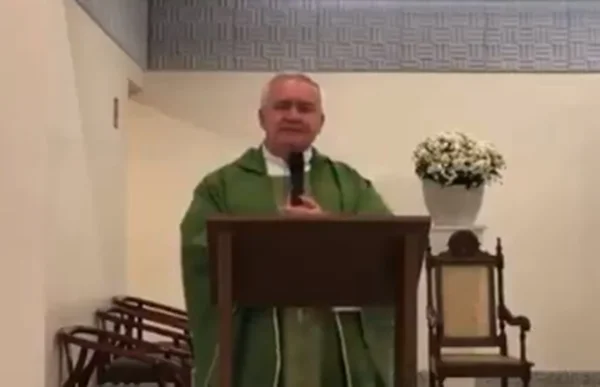 Padre chama Bolsonaro de “bandido”: “Quem votou nele devia se confessar”