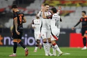 Arrascaeta e Leo Ortiz comemorando gol do Flamengo sobre o Corinthians