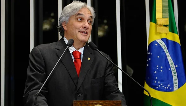 CCJ do Senado aprova, em plenário, aval à cassação de Delcídio