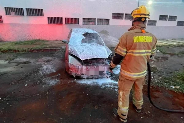 Carro pega fogo