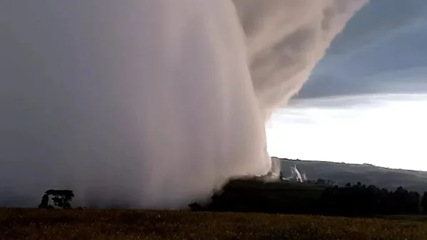 Vídeo: nuvem gigante com formato estranho intriga moradores no Paraná