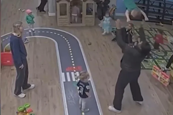 Funcionária de creche joga bebê para o alto nos EUA; criança sofre lesão cerebral e perda auditiva