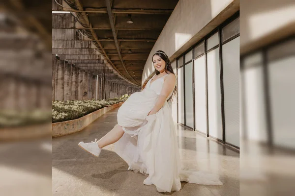 Foto de uma jovem vestida de noiva em um corredor