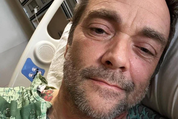 Foto colorida de Mark Sheppard, ator da série Supernatural, no hospital - Metrópoles