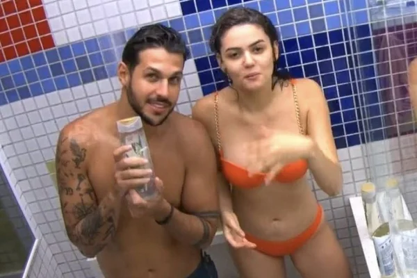 BBB22: Eslovênia e Rodrigo tomam banho juntos e web shippa casal
