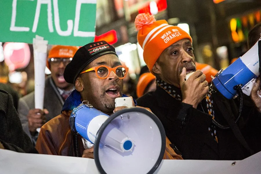 Spike Lee é um dos principais nomes do cinema negro norte-americano em filmes com temas políticos. <b>"Faça a Coisa Certa"</b> é obrigatório para qualquer cinéfilo Spike Lee é um dos principais nomes do cinema negro norte-americano em filmes com temas políticos. <b>"Faça a Coisa Certa"</b> é obrigatório para qualquer cinéfilo