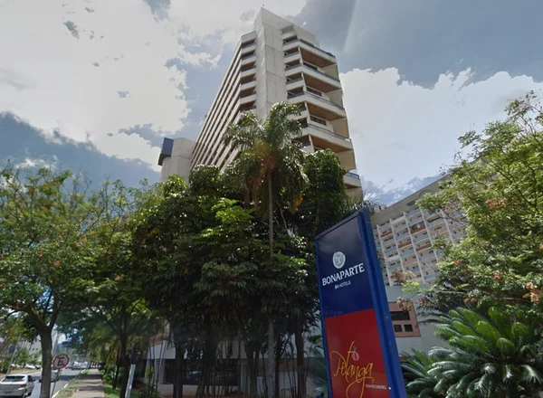 Incêndio faz bombeiros isolarem quinto andar do Hotel Bonaparte