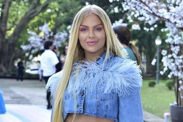Luísa Sonza ironiza boatos de crise com Whindersson: “Por um fio”