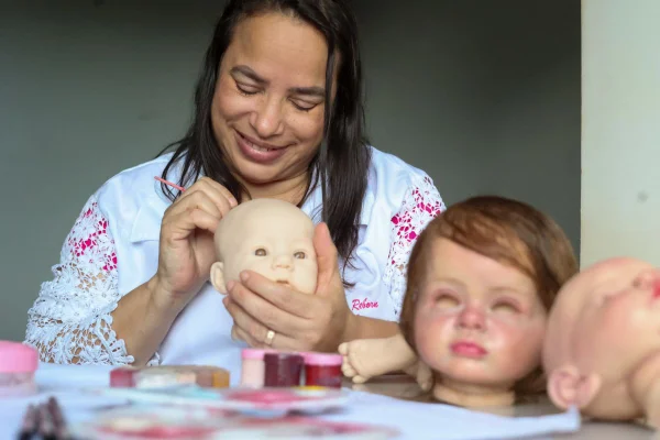 mulher artesã fazendo bebes reborn