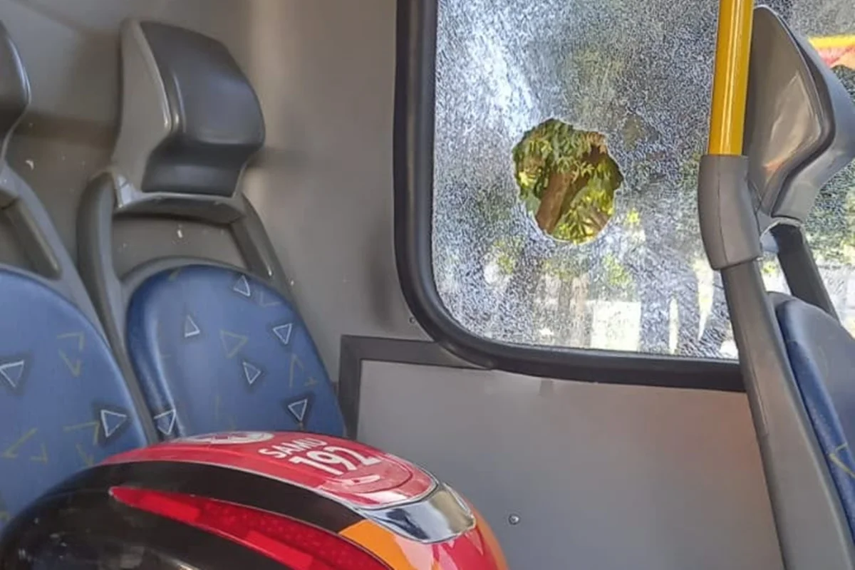 Homem de 27 anos foi socorrido pelo Samu-DF após ser atingido por uma peça de ferro dentro de um ônibus, em Taguatinga Homem de 27 anos foi socorrido pelo Samu-DF após ser atingido por uma peça de ferro dentro de um ônibus, em Taguatinga