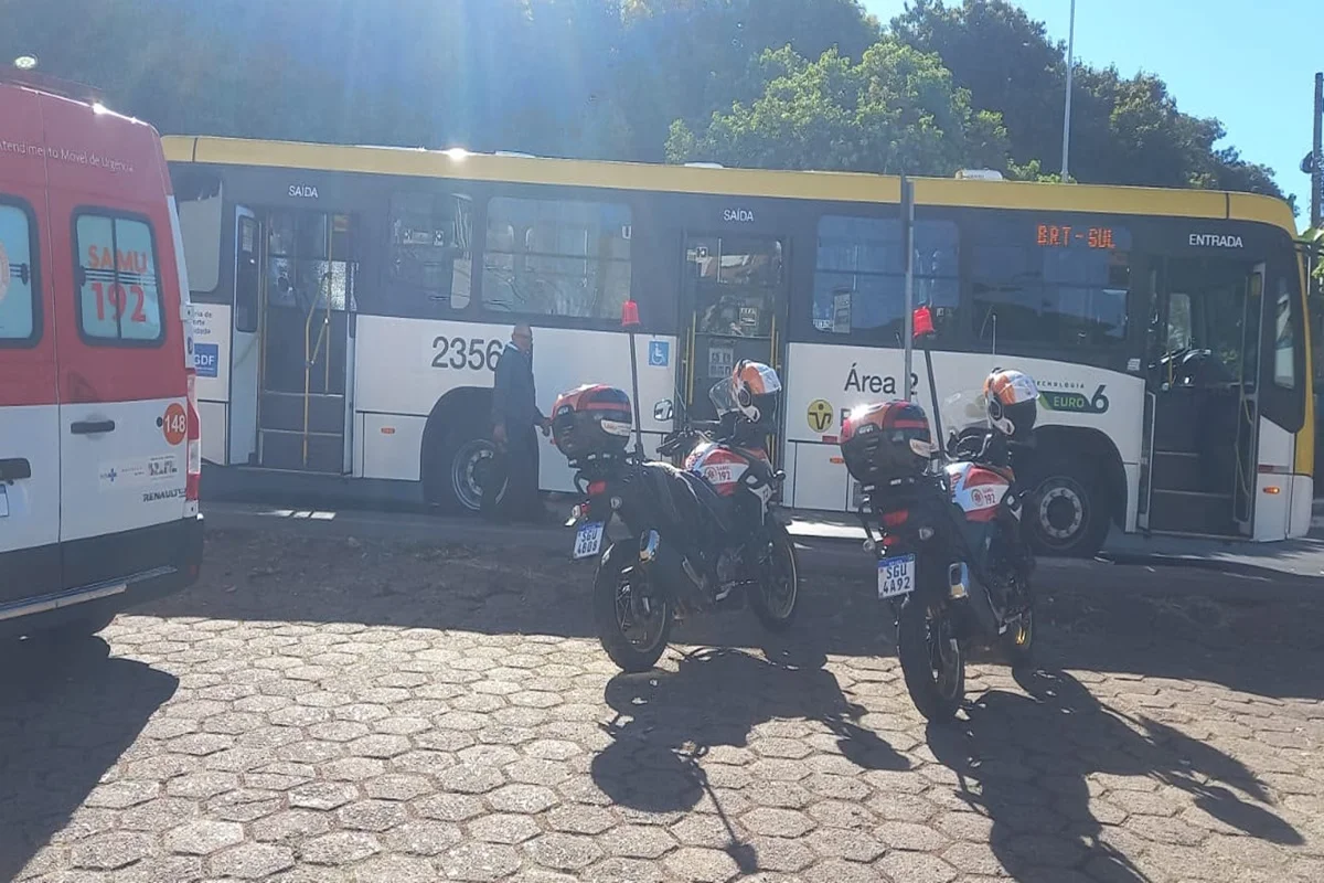 Passageiro ficou ferido após ser atingido por uma peça de ferro que atravessou o vidro lateral de um ônibus, em Taguatinga (DF) Passageiro ficou ferido após ser atingido por uma peça de ferro que atravessou o vidro lateral de um ônibus, em Taguatinga (DF)