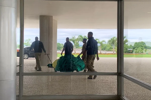 Vídeo. Bandeirão do Brasil é retirado da fachada do Palácio do Planalto